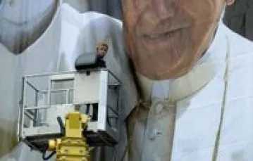 W centrum Kolonii odsłonięto wielki plakat z papieżem / 