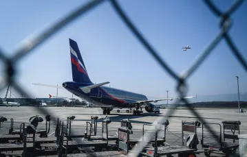 Po tym, jak rosyjski przewoźnik Aeroflot został zakazany w przestrzeni powietrznej Szwajcarii, ten samolot trafił na długoterminowy postój.Lotnisko w Genewie, 25 marca 2022 roku. / FABRICE COFFRINI / AFP / EAST NEWS