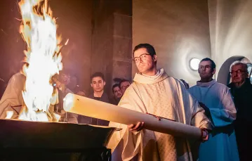 Liturgia Wigilii Paschalnej w kościele Sainte-Croix w Saint-Malo, Francja, marzec 2018 r. / JEAN-MATTHIEU GAUTIER / HANS LUCAS AGENCY / FORUM