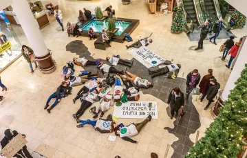 Aktywiści Extinction Rebellion protestują w galerii handlowej w Gdańsku,  29 listopada 2019 r. / MICHAŁ FLUDRA / NURPHOTO / GETTY IMAGES