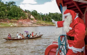 Św. Mikołaj – wolontariusz z grupy Jose de Deus, która przygotowuje prezenty dla dzieci z wiosek nad Amazonią, rejon Manaus, Brazylia, 19 grudnia 2015 r. / BRUNO KELLY / REUTERS / FORUMS / FORUM