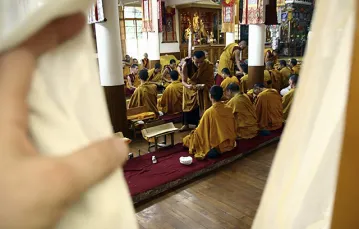 Uchodźcy z Tybetu w Indiach: mnisi podczas nabożeństwa w świątyni Dalajlamy Tsuglagkhang /fot. Bartek Dobroch / 