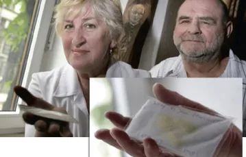 Rita i Józef Dwerniccy prezentują włosy beatyfikowanego krewnego /fot. Grażyna Makara / 
