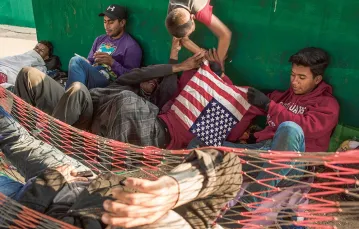 Grupa migrantów z Ameryki Środkowej odpoczywa w drodze do granicy USA. Miasteczko Matías Romero w Meksyku, 4 kwietnia 2018 r. / JORDI RUIZ CIRERA / BLOOMBERG / GETTY IMAGES