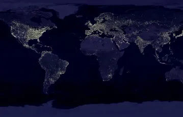 Światła ziemskich miast widziane z kosmosu – najjaśniejsze obszary to te najbardziej zurbanizowane, ale niekoniecznie najgęściej zaludnione. (por. np. Europę i Indie). Jak widać, Ziemianie chętnie budują miasta wzdłuż wybrzeży i szlaków komunikacyjnych /  / fot. dane: M. Imhoff, NASA GSFC, C. Elvidge, NOAA NGDC / obraz: C. Mayhew i R.  Simmon, NASA GSFC