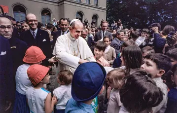 Paweł VI spotyka się z dziećmi podczas wizyty w Genewie, czerwiec 1969 r. / VITTORIANO RASTELLI / CORBIS / GETTY IMAGES