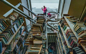 Zniszczona przez armię rosyjską biblioteka w Czernichowie. Ukraina, kwiecień 2022 r. / CELESTINO ARCE / NURPHOTO / AFP / EAST NEWS