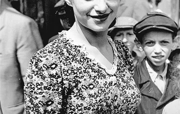 Kobieta na ulicy warszawskiego getta. Warszawa 1941 r. / WILLY GEORG / MATERIAŁY PRASOWE WYDAWNICTWA CZERWONE I CZARNE