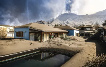 Warstwa popiołu wulkanicznego pokrywa domy, które opuszczają ewakuowani mieszkańcy. La Palma, 1 listopada 2021 r. / Emilio Morenatti / AP / EAST NEWS