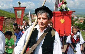 Tradycyjna procesja rumuńskich Węgrów do popularnego sanktuarium maryjnego w Şumuleu Ciuc. Transylwania, 8 czerwca 2019 r. / 