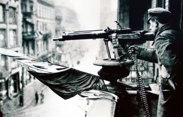 Powstaniec przy ciężkim karabinie maszynowym podczas walk w Poznaniu, 28 grudnia 1918 r. / KRZYSZTOF CHOJNACKI / EAST NEWS / 