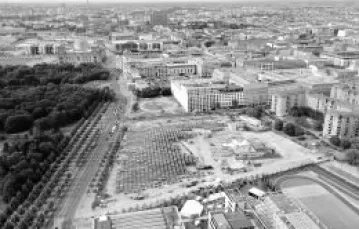 Pomnik Holokaustu jeszcze w trakcie budowy. U góry z lewej siedziba Bundestagu i Brama Brandenburska / 
