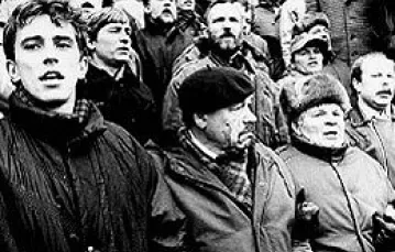 Wilno, styczeń 1991 r. Demonstranci broniący parlamentu przed sowieckimi żołnierzami / 