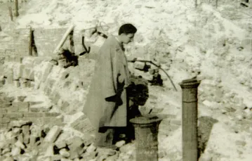 Marek Edelman na ruinach getta warszawskiego, 1945 r. / Fot. COLLECTION LASKI / EAST NEWS / 
