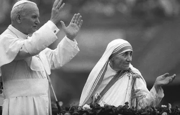  / Jan Paweł II i Matka Teresa. 1986 r. Fot: AFP/East News