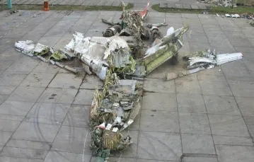 19 maja 2010 roku MAK dokonało dochodzenie, włączając zdjęcia lotnicze, geodezyjne prace, wyznaczenie dokładnej trajektorii lotu i czasu katastrofy Nr101, która miała miejsce 10 kwietnia 2010 r. Na zdjęciu: części TU-154 przechowywane na strzeżonym placu / Fot. LASKI DIFFUSION/EAST NEWS