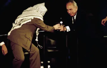 Yasser Arafat i Shimon Peres. Fot: (AP Photo/Michel Lipchitz / 