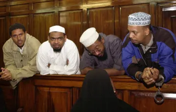 Imam Aboud Rogo Mohammed (drugi z lewej) przed sądem w Mombasie, 2005 r. / Fot. Khalil Senesi / Associated Press / Fotolink / East News / 