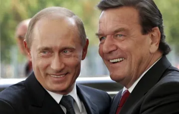 Władimir Putin i Gerhard Schröder w 2005 r. / ASSOCIATED PRESS/East News / 
