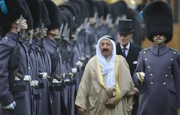 Emir Kuwejtu Szejk Sabah al-Ahmad al-Sabah w towarzystwie księcia Filipa na Zamku w Windsorze, listopad 2012 r. Fot. AFP/EAST NEWS / 