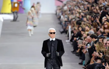 Karl Lagerfeld na wybiegu podczas pokazu kolekcji Chanel na sezon wiosenno-letni 2014 podczas Tygodnia Mody w Paryżu / październik 2013 r. / /  FOT. REX/David Fisher/EAST NEWS