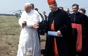 Kardynał Stefan Wyszyński z papieżem Janem Pawłem II podczas pierwszej papieskiej pielgrzymki do Polski, Gniezno, 3 czerwca 1979 r. /   /  FOT. SETBOUN/SIPA/EAST NEWS