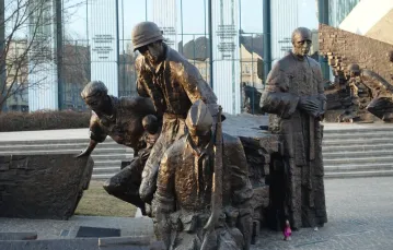 Pomnik powstańczy na placu Krasińskich w Warszawie /  / FOT. WOJTEK LASKI/EAST NEWS