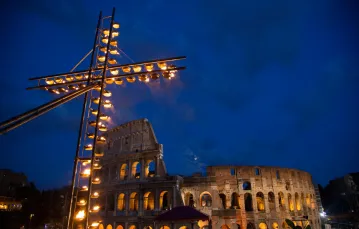 Papieska Droga Krzyżowe w 2015 roku w Rzymie. Po dwóch latach przerwy związanej z pandemią w tym roku ponownie odbędzie się w Koloseum / fot. Stefano Costantino / Splash News/EAST NEWS / 