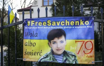 Banner wzywający do uwolnienia Nadii Sawczenko na ogrodzeniu konsulatu ukraińskiego w Krakowie / / fot. Reporter