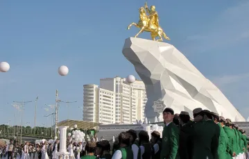 Młodzi Turkmeńczycy biorą udział w ceremonii otwarcia pierwszego pomnika Prezydenta Turkmenistanu Kurbanguli Berdymuhammedow w Aszchabadzie, stolicy Turkmenistanu. 25 maj 2015 r. /  / Fot. IGOR SASIN / AFP / EAST NEWS