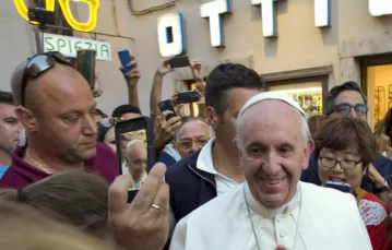 Papież Franciszek przed salonem okulisty przy via del Babuino w centrum Rzymu. 3 września 2015 r. /  / fot. AP/FOTOLINK