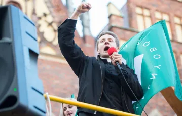 Ksiądz Jacek Międlar na demonstracji we Wrocławiu. Fot: Maciej Witkowski/REPORTER/EASTNEWS / 