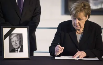 Angela Merkel wpisuje się do księgi kondolencyjnej, Berlin, 11.11.2015 r. / / Fot. ODD ANDERSEN/ AFP PHOTO /EAST NEWS