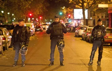 Policjanci przed salą koncertową Bataclan, jednym z obiektów piątkowego ataku terrorystycznego w Paryżu. 13/14 listopada 2015 r. / fot.Reporter