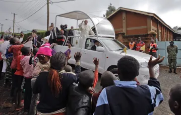 Papież Franciszek odwiedza dzielnicę Kangemi w Nairobi podczas sześciodniowej pielgrzymki do Kenii, Ugandy i Republiki Środkowoafrykańskiej. Kenia, 27.11.2015 r. /  / Fot. Andrew MedichiniAP Photo/EASTNEWS