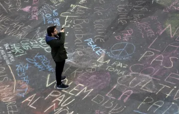 Napisy na Place de la Bourse w Brukseli, na którym po zamachach w metrze i na lotnisku gromadzili się mieszkańcy. 22.03.2016 r.  / Fot.  KENZO TRIBOUILLARD / AFP PHOTO / EAST NEWS