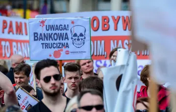 Demonstracja pod hasłem "Stop Bankowemu Bezprawiu" przed budynkiem NBP, 16 kwietnia 2016 r. / Mariusz Gaczynski/East News