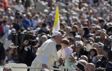 Papież Franciszek podczas audiencji generalnej na Placu Świętego Piotra w Watykanie. 20.04.2016 r. / / Fot. Andrew Medichini/AP/FOTOLINK/EASTNEWS