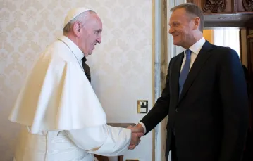 Papież Franciszek i Donald Tusk. / FOT. L'osservatore Romano/Pool Photo via AP / 