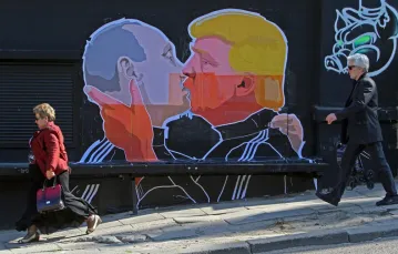 Graffiti, Donald Trump i Władimir Putin. Fot: AFP PHOTO / Petras Malukas / 