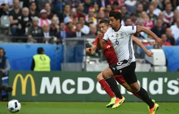 Robert Lewandowski i Sami Khedira, mecz Polska-Niemcy, Paryż 16 czerwca 2016 r. /  / fot. East News
