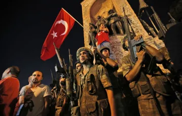 Żołnierze w otoczeniu zwolenników Recepa Tayyipa Erdogana na placu Taksim w Stambule, 15/16 lipca 2016 r. /  / fot. AP / Fotolink