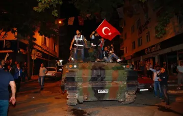 Prorządowi demonstranci zatrzymują czołgi puczystów. Ankara, 15/16 lipca 2016 r. /  / fot. AA / ABACA / EAST NEWS