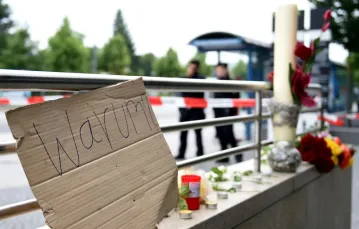 Przy wyjściu z metra przed centrum handlowym Olympia Einkaufzentrum OEZ w Monachium, gdzie 22 lipca 2016 r. w strzelaninie zginęło 9 osób /  / fot. AFP / EAST NEWS 