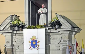 Papież Franciszek w oknie przy ul. Franciszkańskiej 3 w Krakowie, Światowe Dni Młodzieży 2016 /  / fot. East News