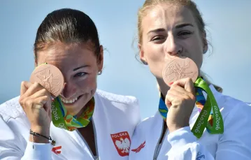Kajakarki Beata Mikołajczyk i Karolina Naja z olimpijskimi medalami /  / Fot. AFP PHOTO / Jeff PACHOUD
