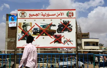 "Bezpieczeństwo to nasza wspólna odpowiedzialność" - bilboard w stolicy Darfuru, El Fasher, wrzesień 2016 r. / Fot. ASHRAF SHAZLY / AFP PHOTO / EAST NEWS