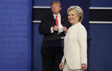 Hillary Clinton i Donald trum podczas trzeciej debaty prezydenckiej 19.10.2016 r./  / Fot. John Locher/AP/FOTOLINK/EASTNEWS