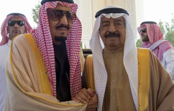 Szejk Chalifa (z prawej) z królem Arabii Saudyjskiej Salmanem ibn Abdelazizem, grudzień 2018 r. / Fot. AFP / EAST NEWS / 