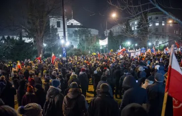 Protest przed przed Sejmem przeciwko ograniczaniu przez PiS dostępu mediów do parlamentu, 16/17 grudnia 2016 r. / / fot. East News